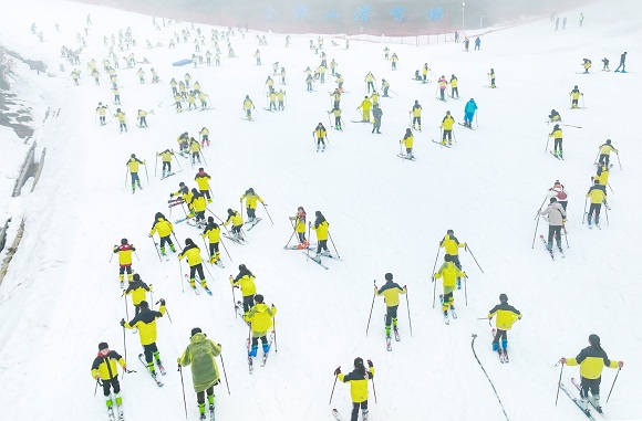 3月6日，金佛山北坡滑雪场，学生正在参加冰雪运动。 通讯员 胡波 摄