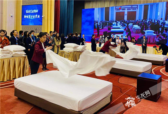 中式铺床比赛项目。华龙网-新重庆客户端记者 曹建 摄