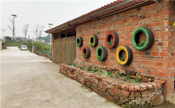 东森村用废旧轮胎进行的庭院装饰。通讯员  陈刚 摄