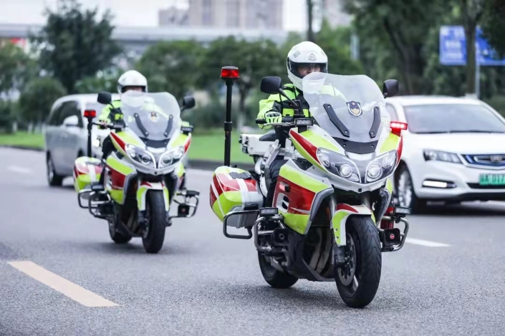 民警开车巡逻。重庆高新区警方供图 华龙网-新重庆客户端 发
