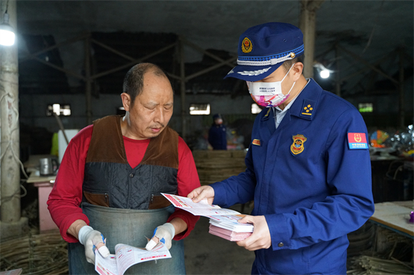 执法人员讲解消防安全知识