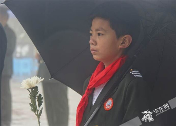 参加祭扫仪式的小学生代表。华龙网-新重庆客户端记者 张雪莹 摄