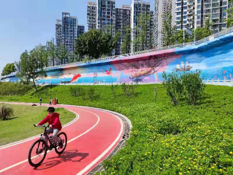 该壁画是重庆两江四岸生态人文提档升级工程的一部分。通讯员 郭旭 摄