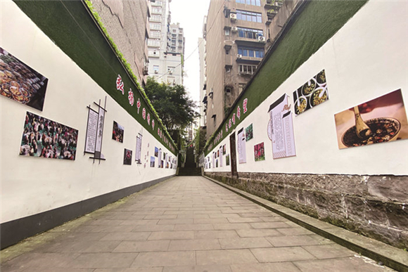 3涪陵城荔枝街道翔正丽湾附近巷道的“涪陵老城印象”主题墙。通讯员 黄河 摄