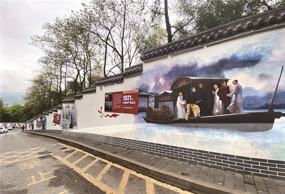 1 涪陵城实验路旁的“党史巷”展现中国共产党百年辉煌历史。通讯员 黄河 摄