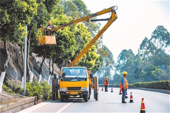 永川区公路服务中心对公路行道树进行修剪作业，让辖区公路更加“畅安舒美”。永川区交通局供图