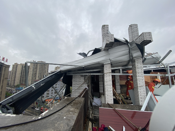 4消防员对潼南区一处楼顶彩钢棚进行处置。受访者供图 华龙网-新重庆客户端 发
