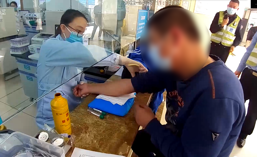 2郭某被带到医院抽血检测。重庆高新区警方供图 华龙网-新重庆客户端 发
