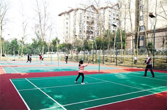 市民在迎宾社区体育公园打羽毛球。通讯员 郑光慧 摄