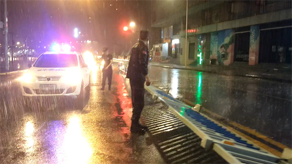 冒雨疏通道路。渝中区委宣传部供图 华龙网发
