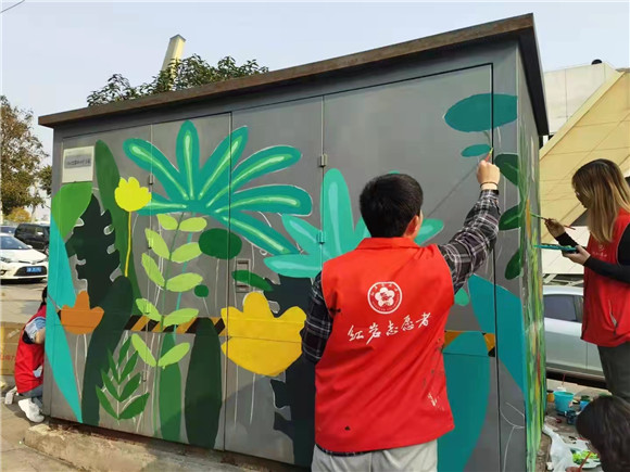 红岩志愿者在电箱上作画。 联芳街道办事处供图 华龙网发