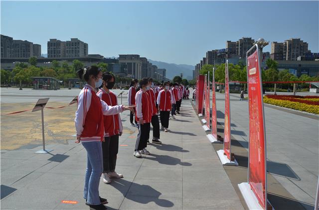 4月11日，区行政服务中心下广场，梁平中学学生正在参观展览。