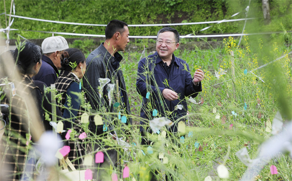 重庆市渝东南农业科学院二级研究院范永红为当地的农技人员和农户讲解种源安全知识。涪陵区委国安办供图
