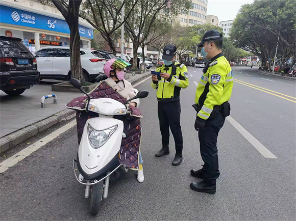 云阳交巡警在路边对一盔一带进行检查。云阳县交巡警大队供图 华龙网发