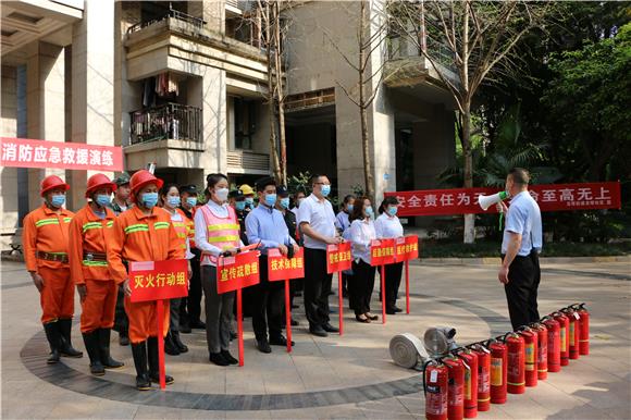 1消防安全宣传员讲解演练前注意事项。通讯员 彭雪枫 摄