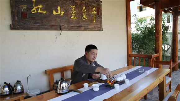 3千年金山红传统制作技艺传承人吴科正在泡制一杯大树茶。实习生 曾怡炫 摄