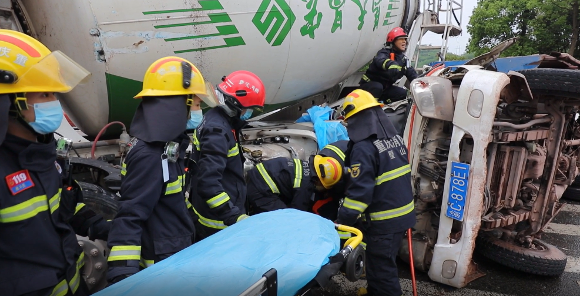 2消防员救出被困人员。璧山区消防供图 华龙网-新重庆客户端 发
