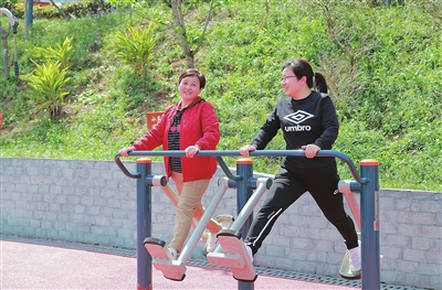 在新桥社区的社区公园里，居民在健身锻炼。通讯员 江晓芸 摄