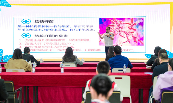 参赛选手讲解医学知识。九龙坡区科技局供图  华龙网发
