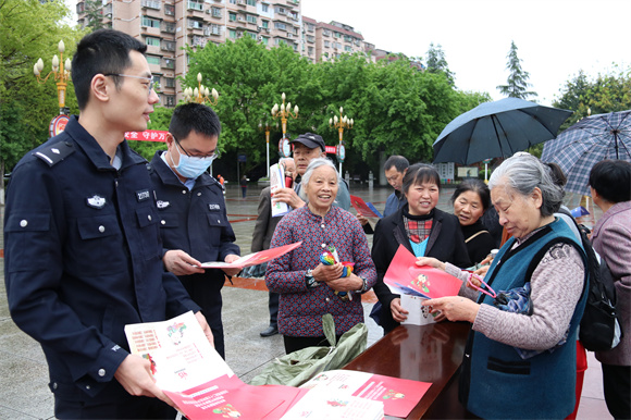 工作人员向市民发放宣传资料。忠县县委宣传部供图