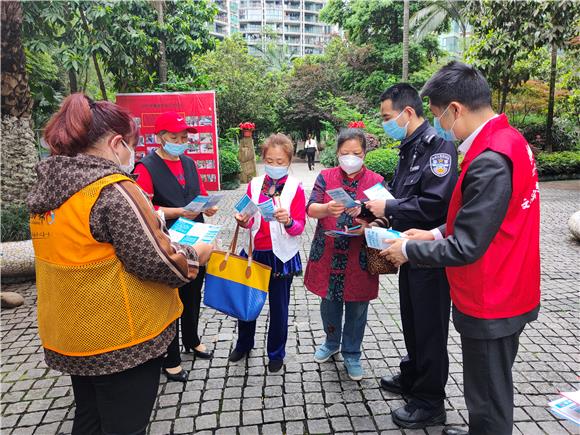 1人大代表与社区民警进行惠民宣传。通讯员 丘利成 摄