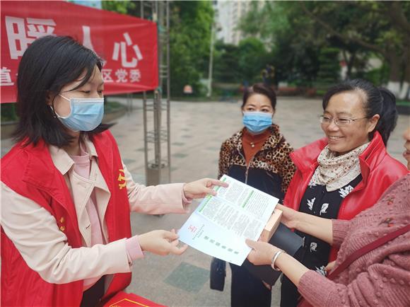 余松路社区开展民生实事宣传。通讯员 曹丽萍 摄