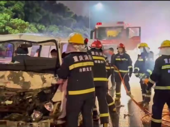 0事故现场，消防员破拆救援。重庆特勤消防供图 华龙网-新重庆客户端 发