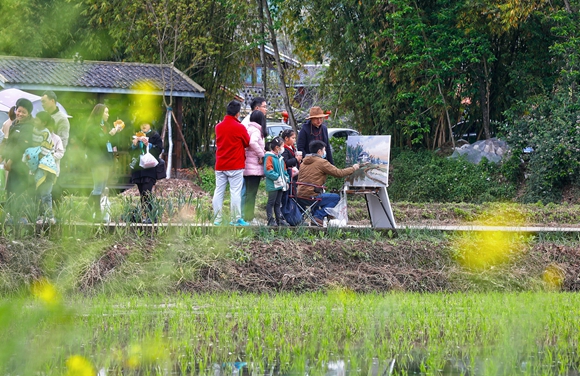 第二届长江三峡（梁平）耕春节活动现场，美术爱好者在采风，吸引游客驻足观看。通讯员 向成国 摄