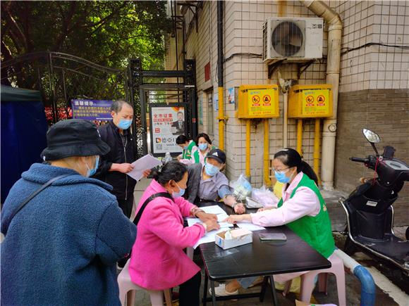 活动现场，老年人有序填写资料、接受各项身体检查。通讯员 冯桥蓥 摄