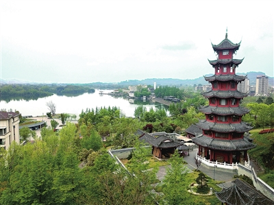近日，在垂云楼公园的观景平台俯瞰，双桂湖美景尽收眼底。通讯员 孙莎莎 摄
