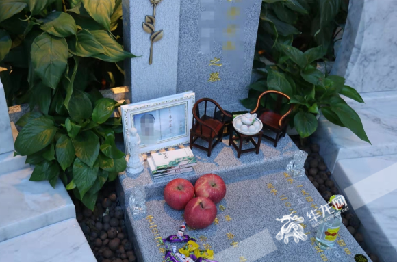 墓碑上擺放了一套微型茶具。華龍網-新重慶客戶端 趙穎竹 攝