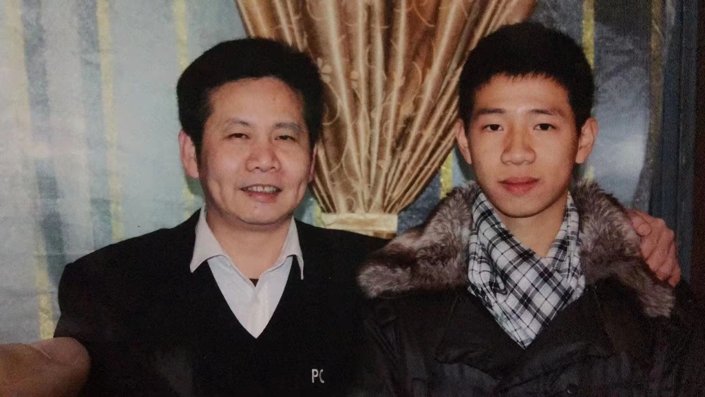 刘康与父亲生前的合照。江北警方供图 华龙网-新重庆客户端发