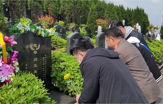 江北区司法局机关干部在刘玉美墓前献花。通讯员 刘建渝 摄