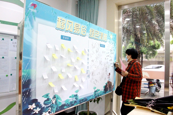 沐仙湖社区居民正在签名。仙桃街道办事处供图 华龙网发