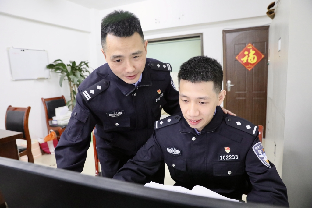 工作中的刘康（右）。江北警方供图 华龙网-新重庆客户端发