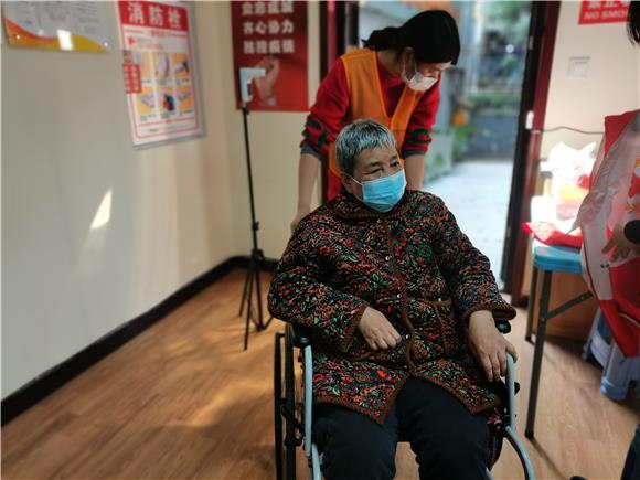 社区志愿者带领老人到养老服务站参加“关爱老年人心理健康”公益活动。通讯员 陈天红 摄