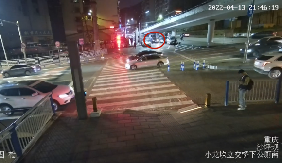 0轿车撞到行人的瞬间。公共视频截图