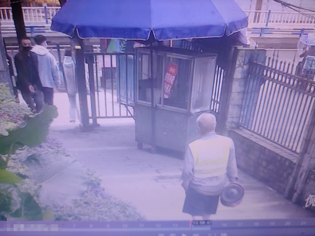 0公共视频显示，一名环卫工捡走了女孩的平衡车。沙坪坝区警方供图 华龙网-新重庆客户端 发