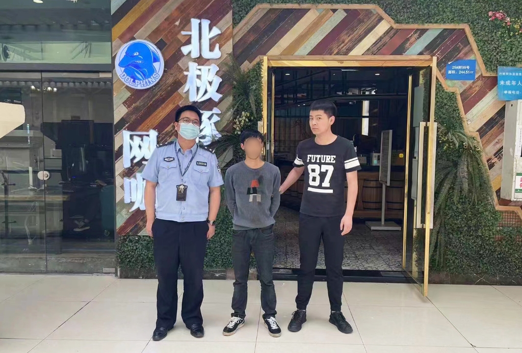 1民警成功抓获李某。重庆高新区警方供图 华龙网-新重庆客户端 发