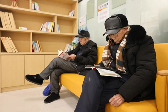 在渝北图书馆里读书的市民。  朱云卿 摄