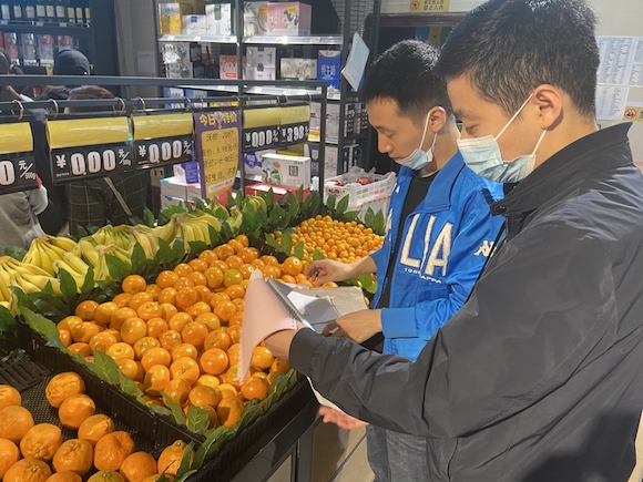 监管人员抽查水果质量。南岸区市场监管局供图 华龙网发