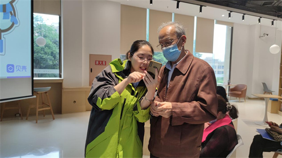 新扬社工一对一指导老人使用手机。江北城街道供图