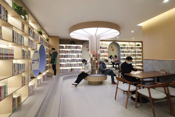 渝北图书馆官方鼓励市民阅读红色文化书籍，让红色文化根植于市民心中。 朱云卿 摄