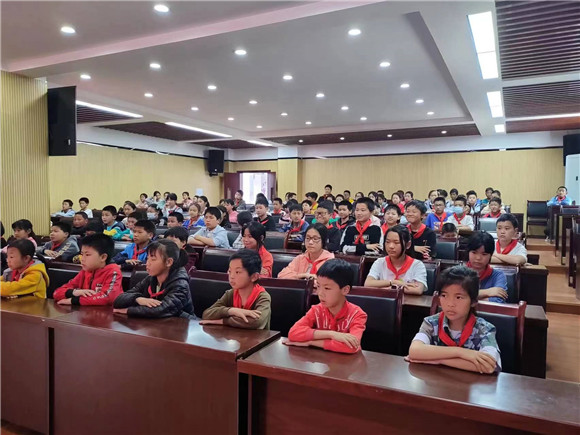 知识产权进校园活动现场，学生们正在认真听讲。垫江县市场监管局供图华龙网发