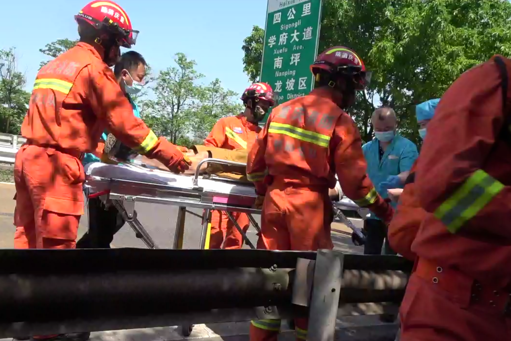 2伤者移交120急救人员送医治疗。重庆市消防救援总队特勤支队供图 华龙网-新重庆客户端 发