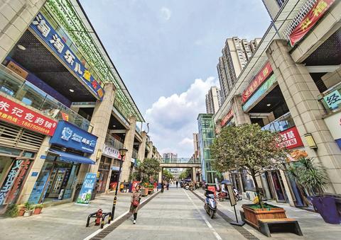 双福街道福城社区整齐有序的商业街。通讯员 苏展 摄