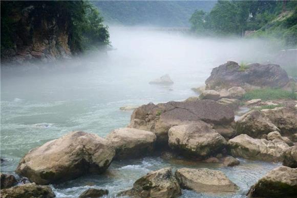 河里的云雾缥缈。通讯员 周海媚 摄