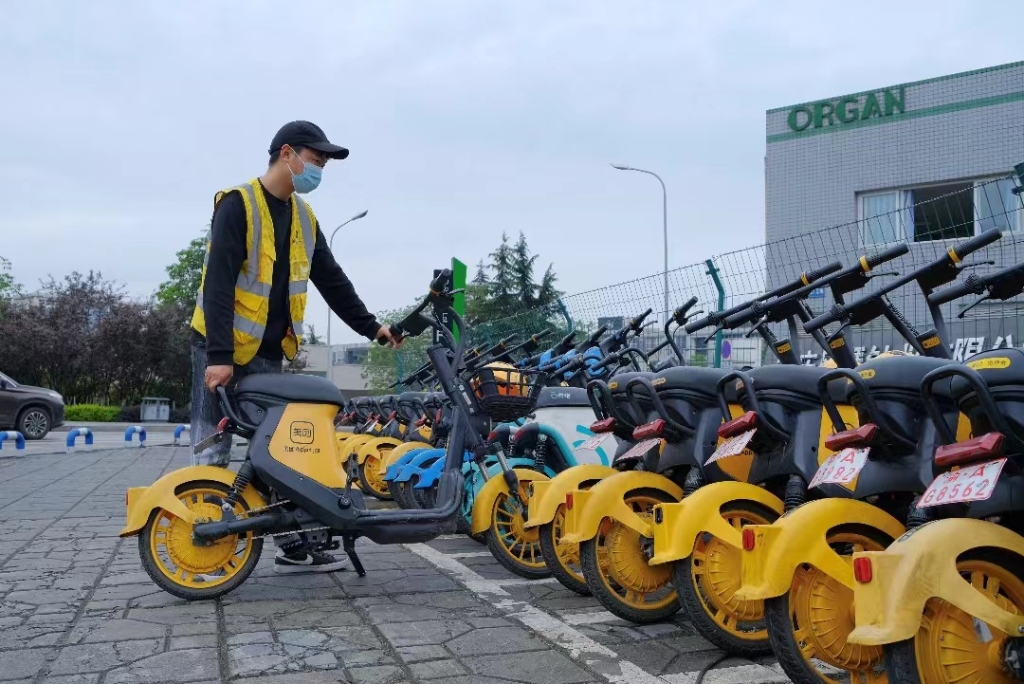 共享电单车运维员有序摆放车辆 受访者供图 华龙网-新重庆客户端 发
WechatIMG351 1