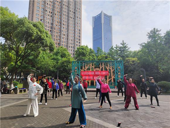 1  太极拳老师正在教授太极拳的规范动作。通讯员 夏梦雪 摄