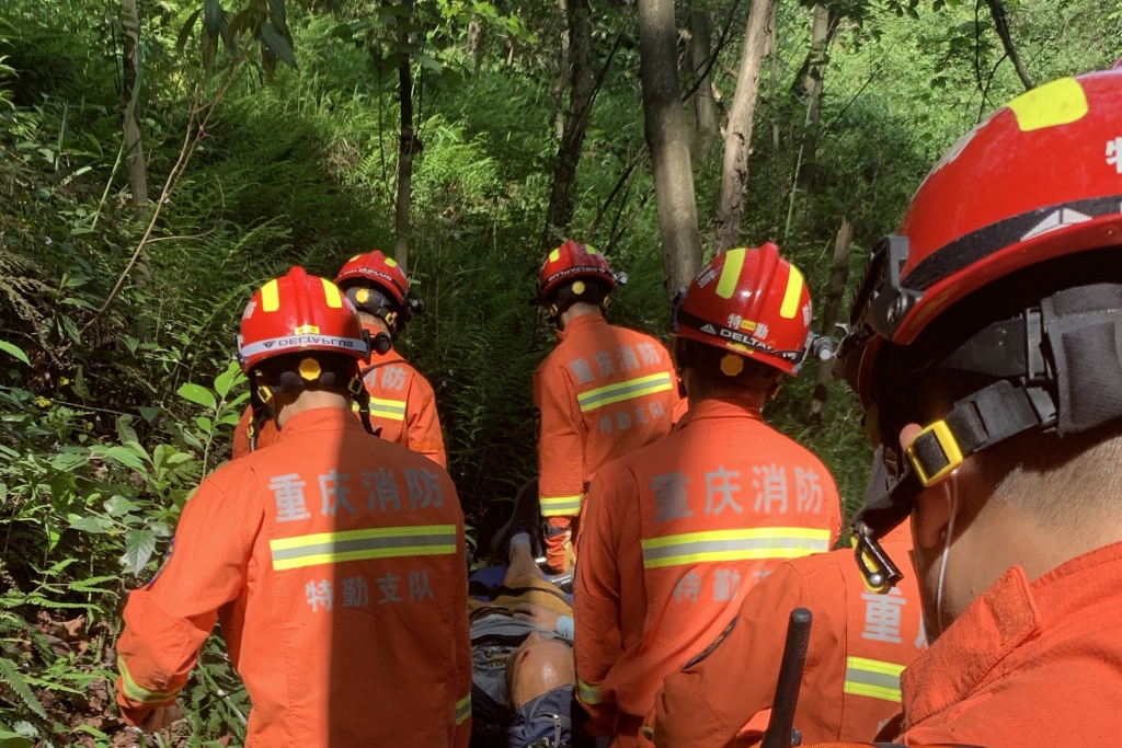 0消防员抬着受伤男子下山。重庆市消防救援总队特勤支队供图 华龙网-新重庆客户端 发